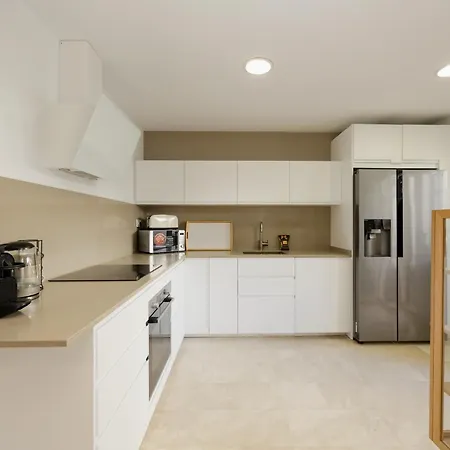 3-story Townhouse For 7, Newly Renovated, Terrace, Bbq, And Access In Arenal, Holiday home *