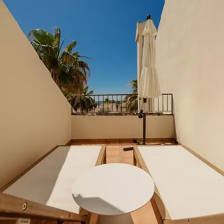 Holiday home 3-story Townhouse For 7, Newly Renovated, Terrace, Bbq, And Access In Arenal, *