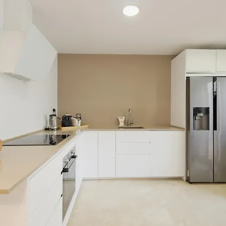 3-story Townhouse For 7, Newly Renovated, Terrace, Bbq, And Access In Arenal, *