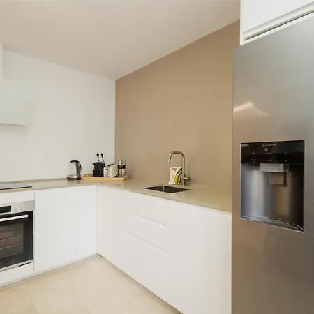 Holiday home 3-story Townhouse For 7, Newly Renovated, Terrace, Bbq, And Access In Arenal, Marbella