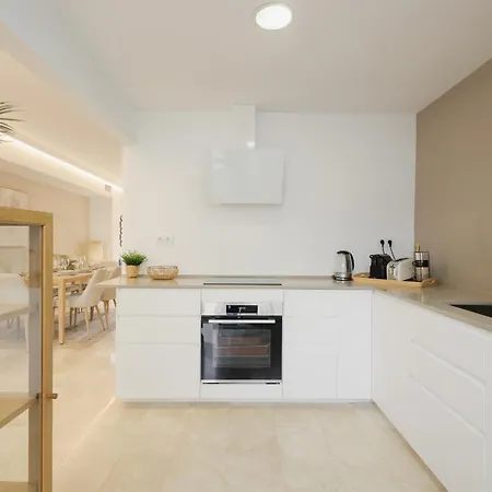 3-story Townhouse For 7, Newly Renovated, Terrace, Bbq, And Access In Arenal, Holiday home