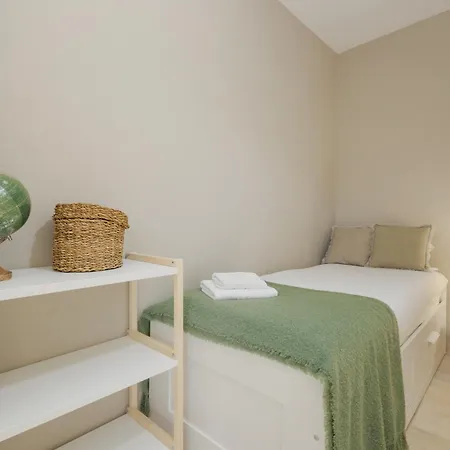 Holiday home 3-story Townhouse For 7, Newly Renovated, Terrace, Bbq, And Access In Arenal,