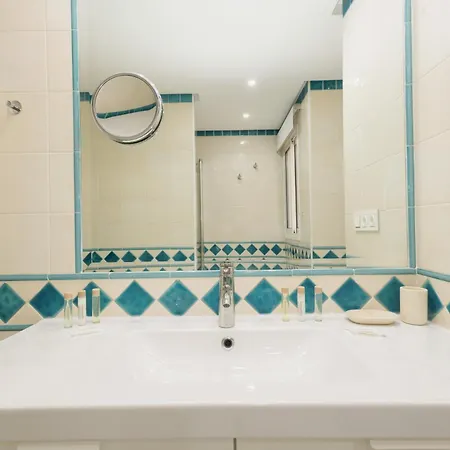 Holiday home 3-story Townhouse For 7, Newly Renovated, Terrace, Bbq, And Access In Arenal, Marbella