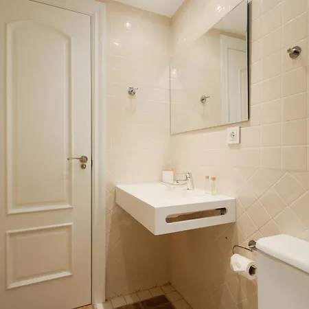3-story Townhouse For 7, Newly Renovated, Terrace, Bbq, And Access In Arenal,