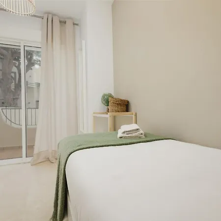3-story Townhouse For 7, Newly Renovated, Terrace, Bbq, And Access In Arenal, Marbella