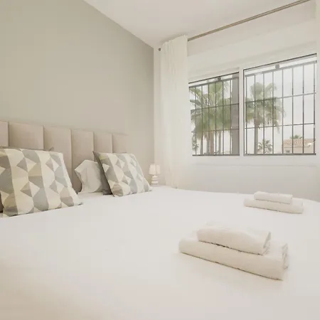 3-story Townhouse For 7, Newly Renovated, Terrace, Bbq, And Access In Arenal, * Marbella