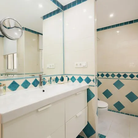 3-story Townhouse For 7, Newly Renovated, Terrace, Bbq, And Access In Arenal, Holiday home